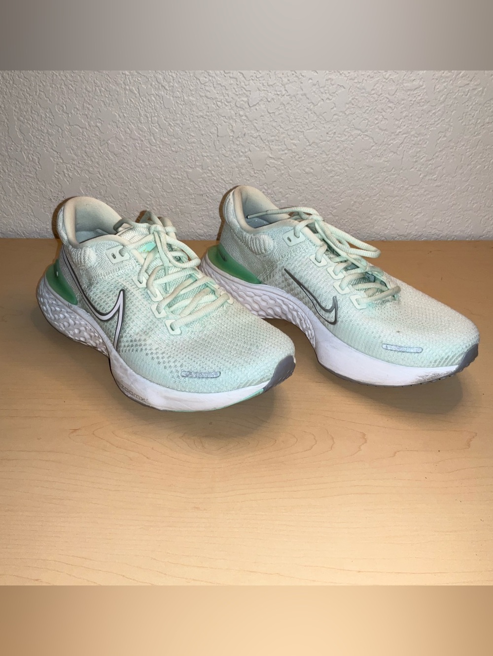 Nike ZoomX Invincible Run 2 Flyknit Mint Green Womenโs Size 10